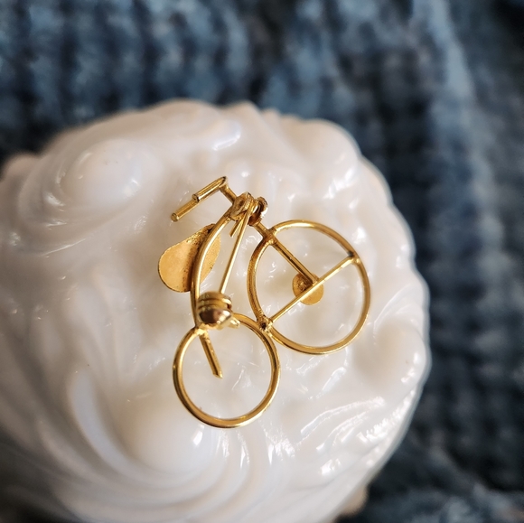 A gold tone antique bicycle pin - Picture 5 of 7